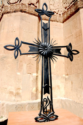 Ermenistan’da imal edilen ve ana kubbeye yerleştirilen Haç.