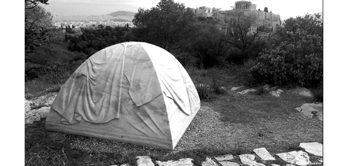 Atina’daki Documenta eleştirilerle başladı