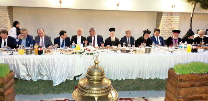 İftar yemeğine mülk ve kilise sorunları damga vurdu