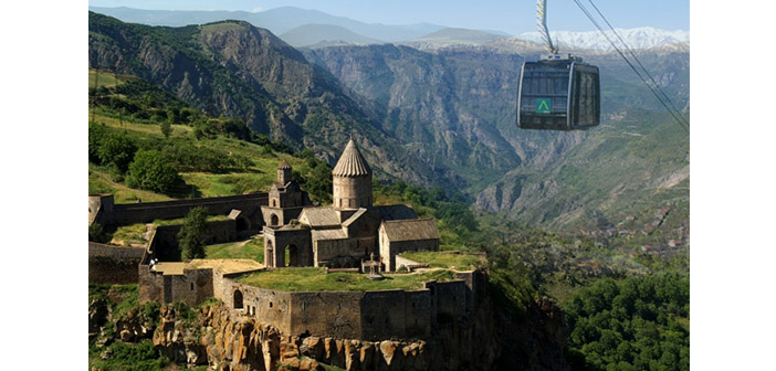 Tatev Manastırı üzerinde sonbahar uçuşları