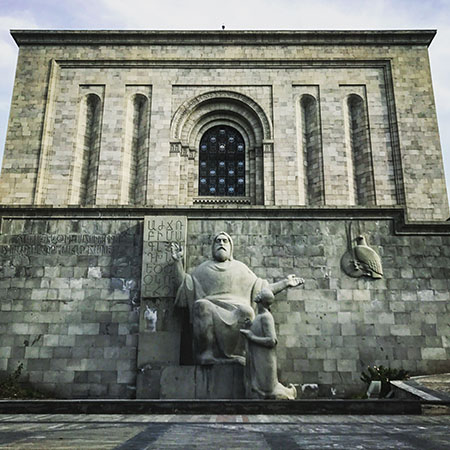 Madenataran’in girişinde bulunan ve kutsal sayılan Ermeni alfabesinin yaratıcısı Mesrop Mashtots’un heykeli.
