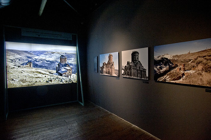 ‘Taşın Şiiri Ani: Kültürlerin Kavşağında Bir Mimarlık Hazinesi’ sergisi. Fotoğraf: Berge Arabian