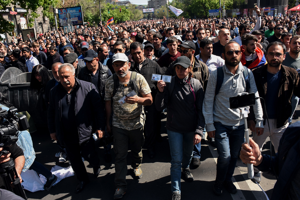 Ermenistan Parlamentosu Başbakan seçiyor, protestolar dinmiyor