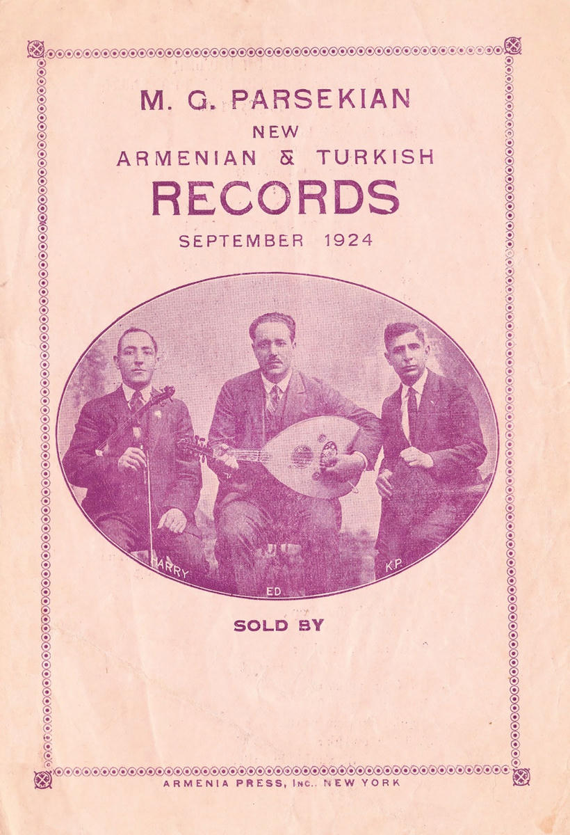 10. 1885’te Diyarbakır’da doğan ve 1898’de annesiyle birlikte ABD’ye göç eden Mıgırdiç ‘George’ Parseğyan’ın 1924 yılında New Jersey - West Hoboken’da kurduğu plak şirketi M.G. Parsekian Records’un bir ilanı: “Ermenice ve Türkçe yeni plaklar, Eylül 1924”. Soldan sağa: 1889 Maraş doğumlu Kemani Harry Hasekian, 1882 İstanbul doğumlu Edward Bashian (Yetvart Khocabaşyan), 1885 Diyarbakır doğumlu darbukacı ve şarkıcı Karekin Proodian (Prudyan)