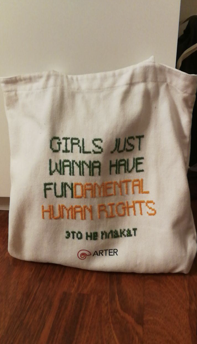 Nastya, kıyafetlere, çantalara ve yastıklara siyasi temalı özel işlemeler yapıyordu ve satışlardan elde edilen tüm geliri siyasi tutuklulara veya kadın haklarını korumaya yönelik kuruluşlara bağışlıyordu