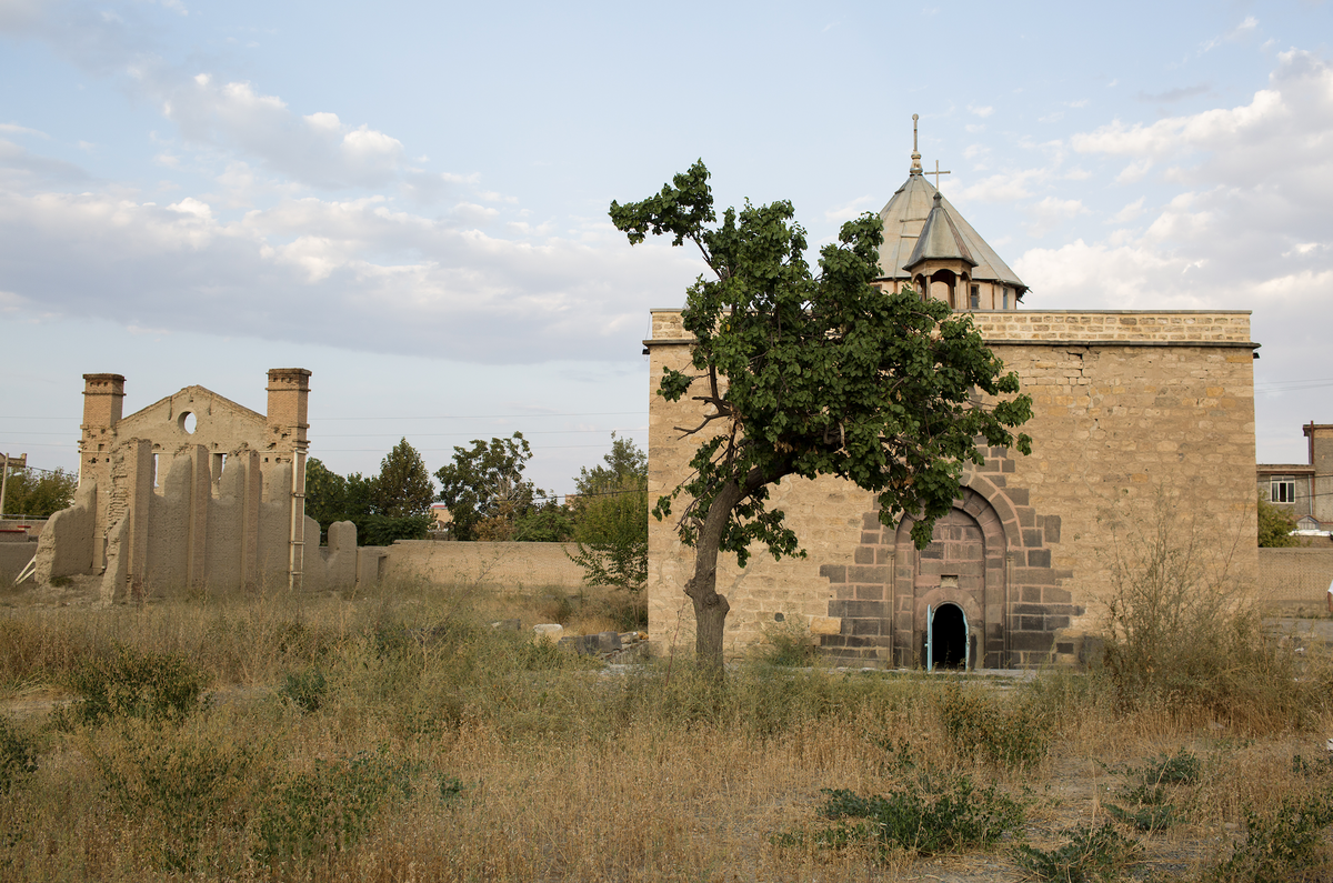Depremde yıkılan tiyatro sahnesi ve Surp Kevork Kilisesi
