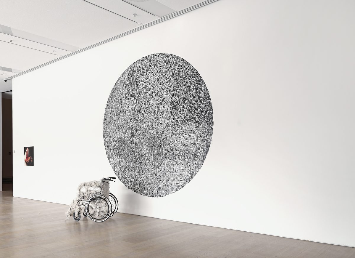 ‘Tekerlekli İskemle, Kuş Tüyleriyle’ ve ‘İs Siyahı Parmak İzleri’