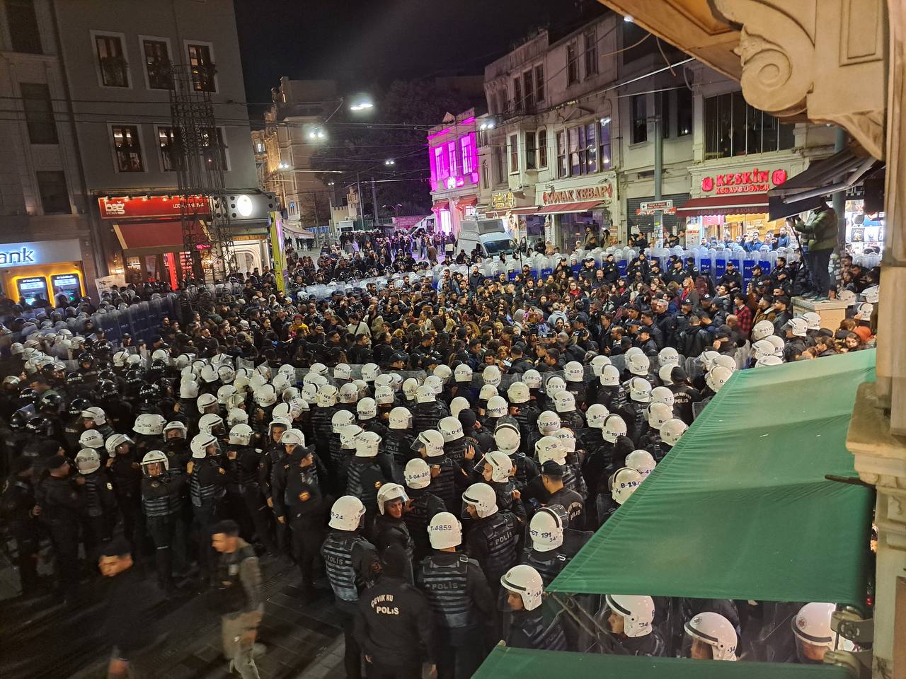 Kadınlar dağılırken, polis ablukaya aldı. 
