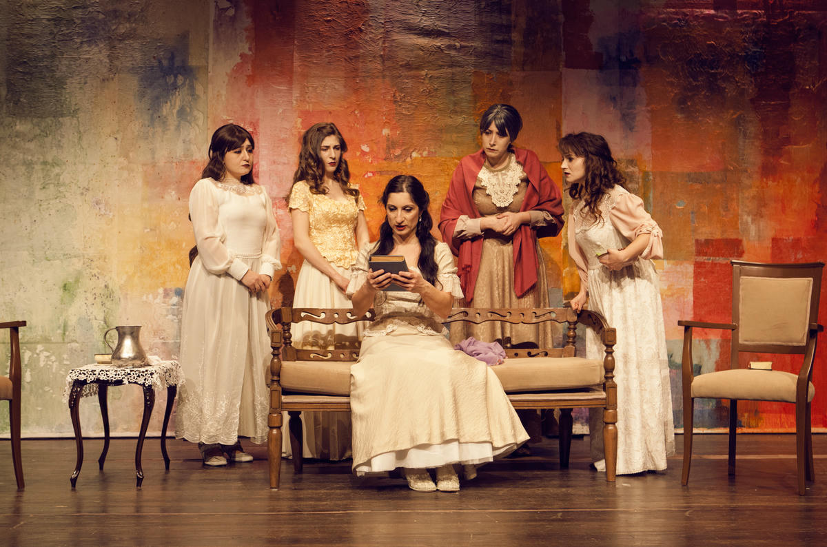 Զապէլ Եսայեան թատրոնի բեմերէն