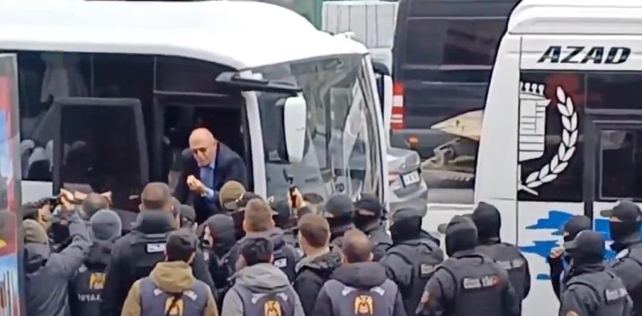 CHP milletvekili Mahmut Tanal gözaltılar engellemek için polis aracına çıktı FOTO Fatoş Erdoğan.jpg