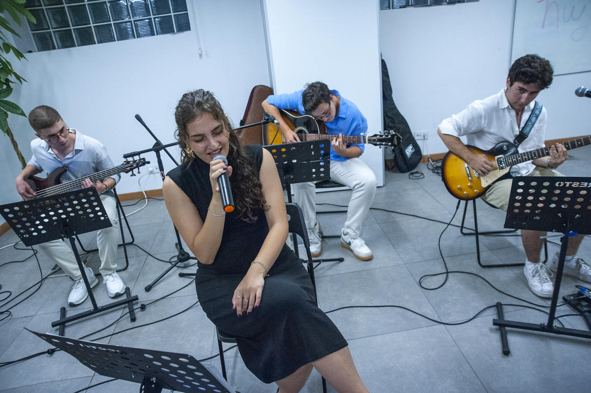 Menk Yerk Enk grubu. Fotoğraf: Berge Arabian.