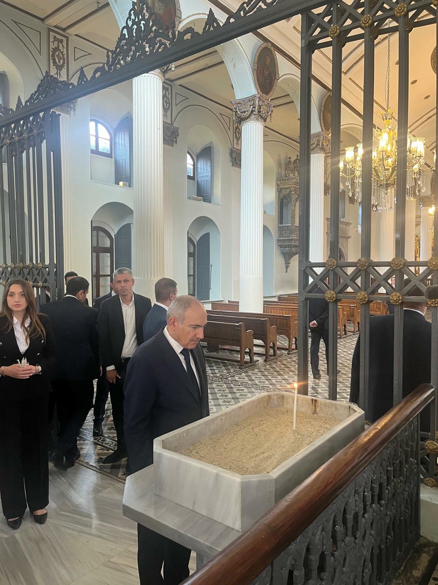 Փաշինեանի այցելութիւնով փոթորիկ պոլսահայոց միջեւ