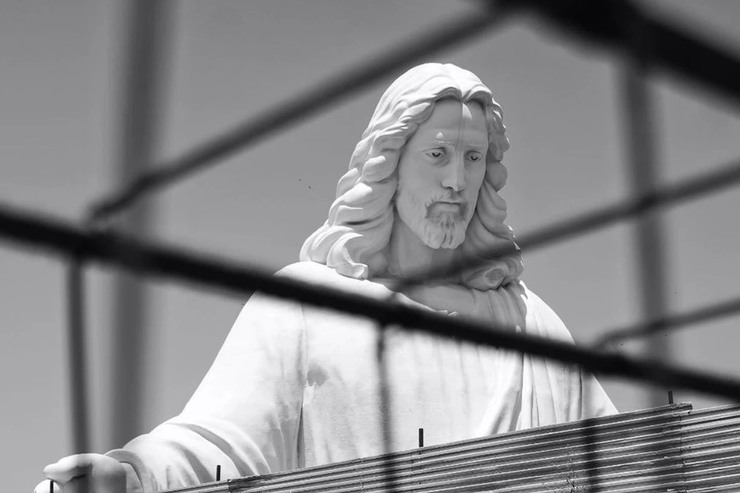 Ermenistan'da 33 metrelik İsa Mesih heykelinin yerleştirilmesi başladı