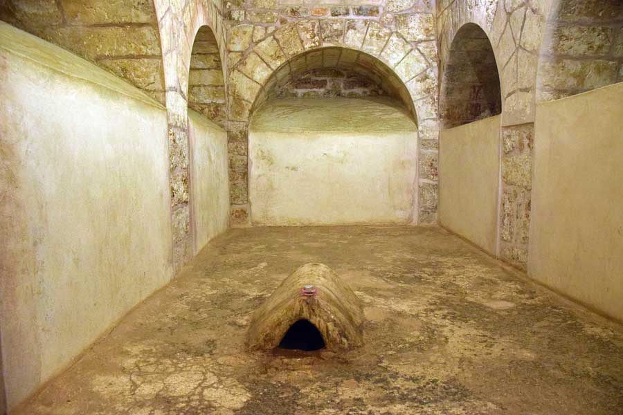 Mor Gabriel'in manastırdaki mezarı