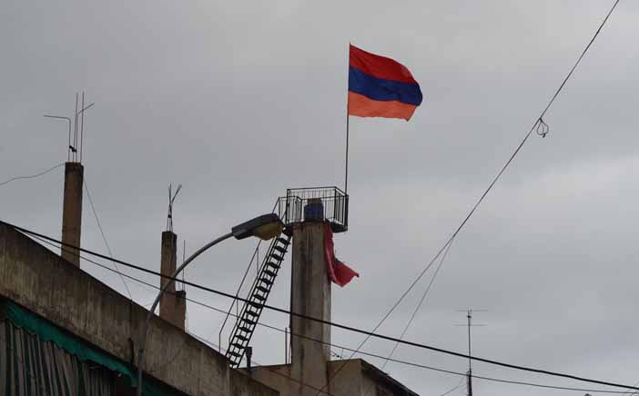 Պատմութեան հետ սեղան նստած