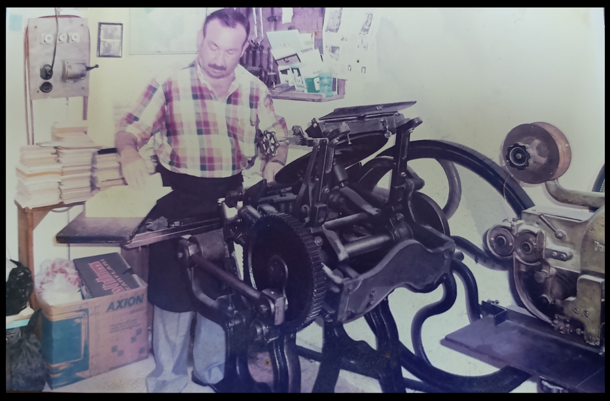 Rızkallah Terbiyeli baskımMakinesinde çalışırken