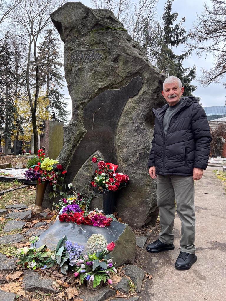 Sayim Şen Nazım Hikmet’in mezarının bulunduğu Moskova Novodeviçi Mezarlığı’nda
