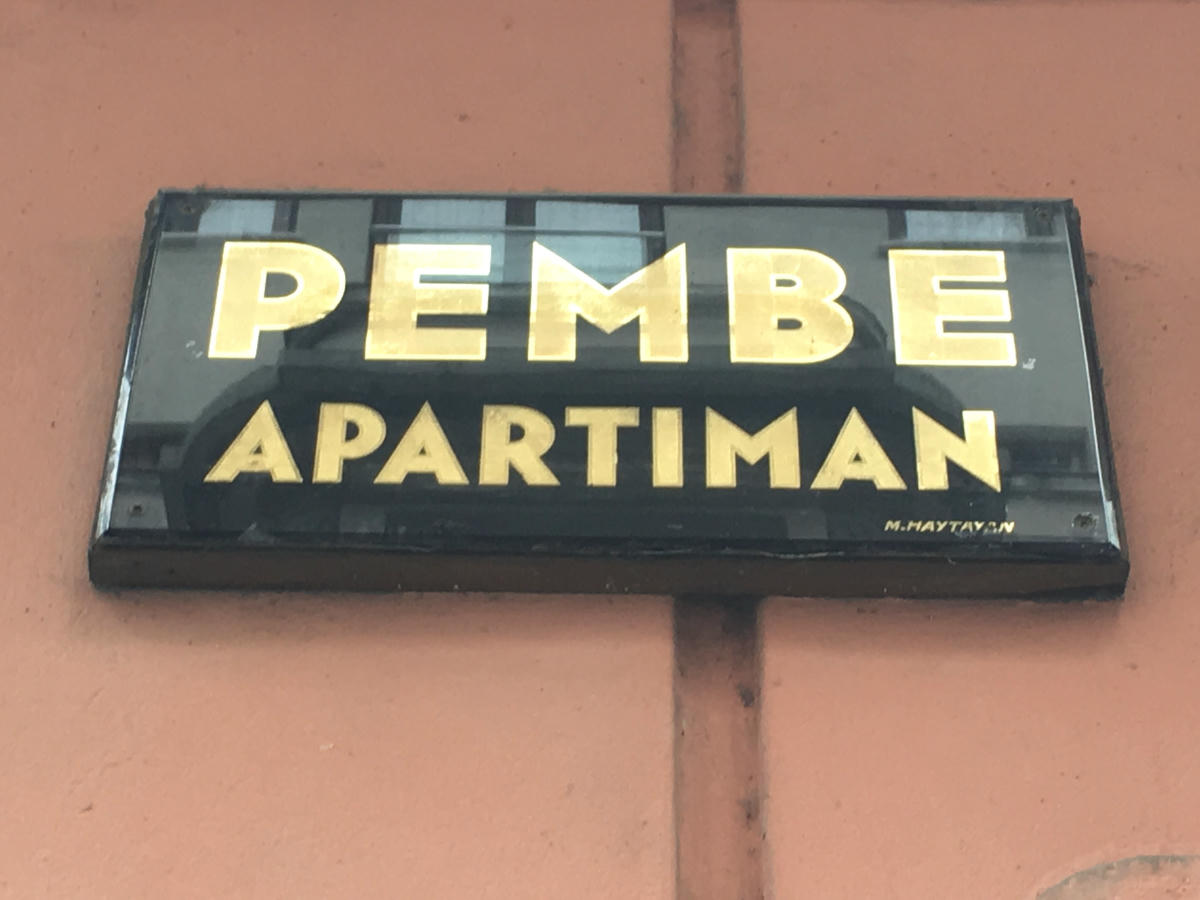 Türkbeyi Sokak Pembe Apartmanı