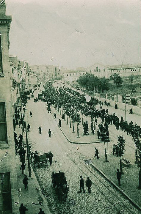 Taksim'den Harbiye'ye bakış. Sağda mezarlık arazisi