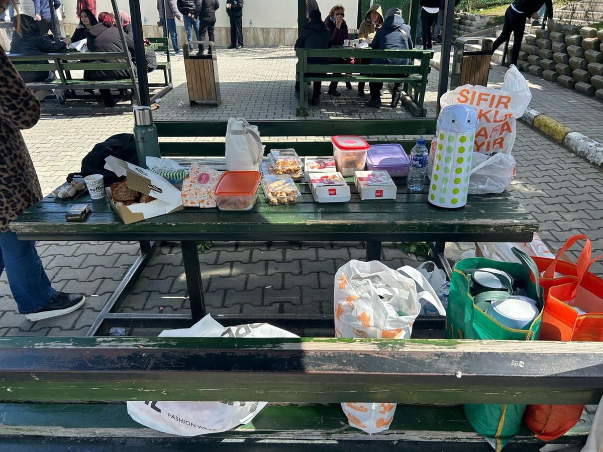 Dayanışma gönüllüleri birbirlerine çay, su, kek gibi atıştırmalıklar getiriyor.