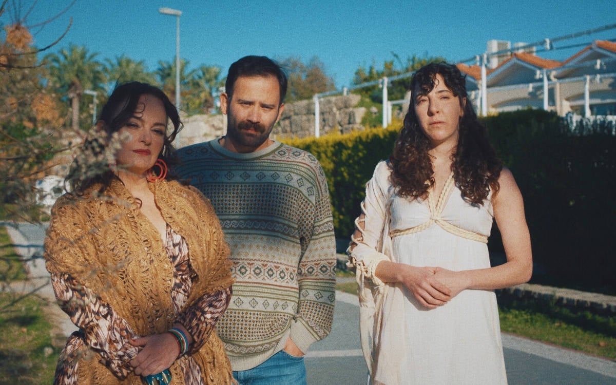 Filmdeki hayaletler. Oyuncular sırasıyla: Selen Uçer, Barış Gönenen, Gizem Bilgen.