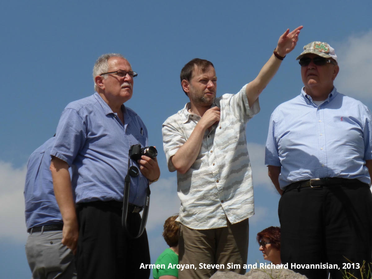 Armen Aroyan. Steven Sim ve Richard Hohannisian 2013'te bir gezide.