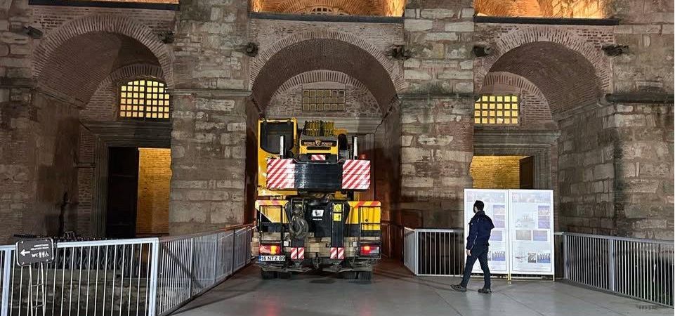 Ayasofya'da restorasyon: 1500 yıllık yapıya kamyonlar sokuldu