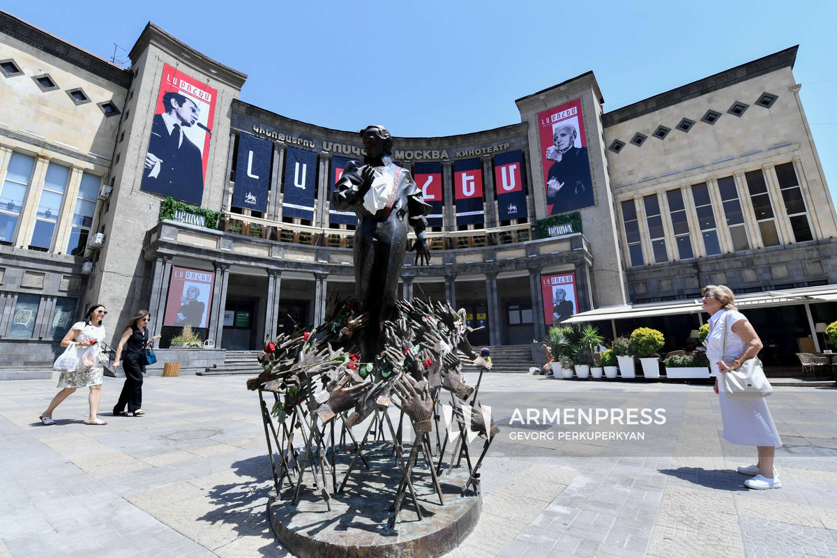 Yerevan'da Charles Aznavour heykeli açıldı