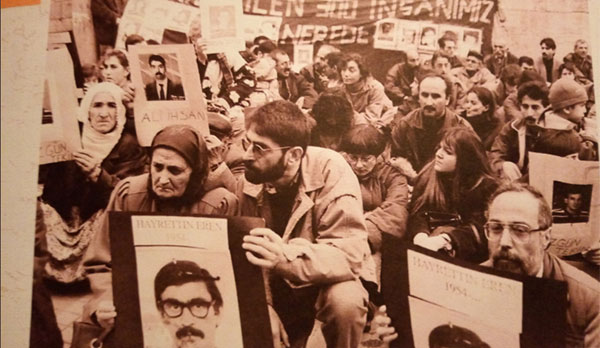 Faruk Eren ve annesi Elmas Eren, Hayrettin'in Eren'in fotoğrafıyla birlikte bir Cumartesi Anneleri eyleminde