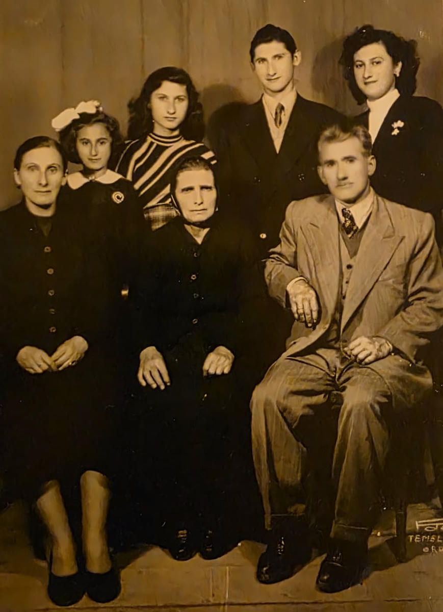 (Üst sıra soldan sağa Peruz Erikyan, Ardem Semer, Harutyun Erikyan, Vartanuş Erikyan, alt sırada yaya Hamesduhi Erikyan, büyük yaya (ismi hatırlanamıyor) ve Levon Erik namıdiğer Güzel Levon)