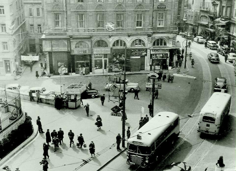 1950'lerde Galatasaray Meydanı (FOTO: Ara Güler, Kaynak: @IstanLOOK)
