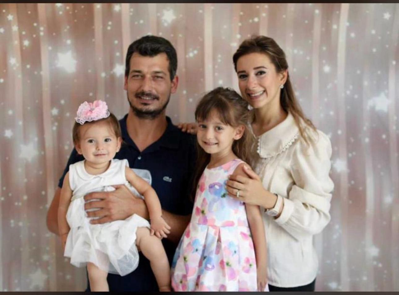 Gülçin Aktuğ'un kız kardeşi Pelin, eşi Ömer ve çocukları İpek ile İnci