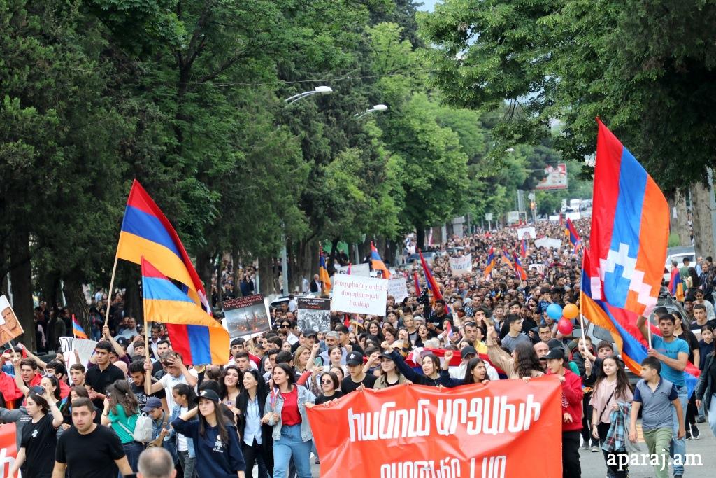 «Միութիւն, Պայքար, Յաղթանակ». բազմահազարանոց երթ ու հանրահաւաք Ստեփանակերտի մէջ