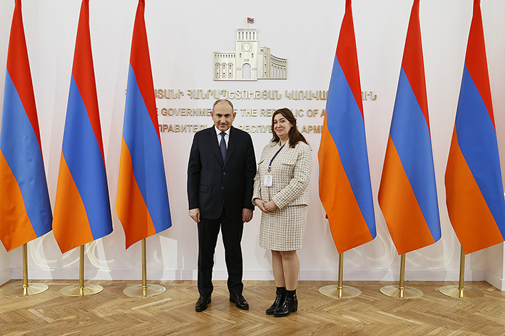 Başbakan Paşinyan ve Agos Ermenice sayfalar editörü Lusyen Kopar