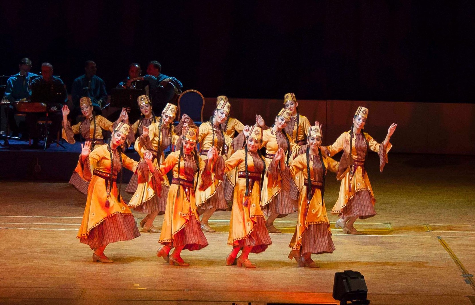 Anadolu dansları atölyesi Çıplak Ayaklar Kumpanyası'nda