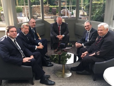 Ermeni ve Azeri dışişleri bakanları buluştu