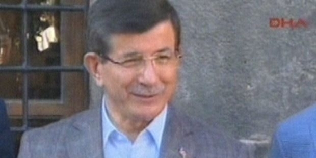 Başbakan Davutoğlu bayram namazını Diyarbakır'da kıldı.
