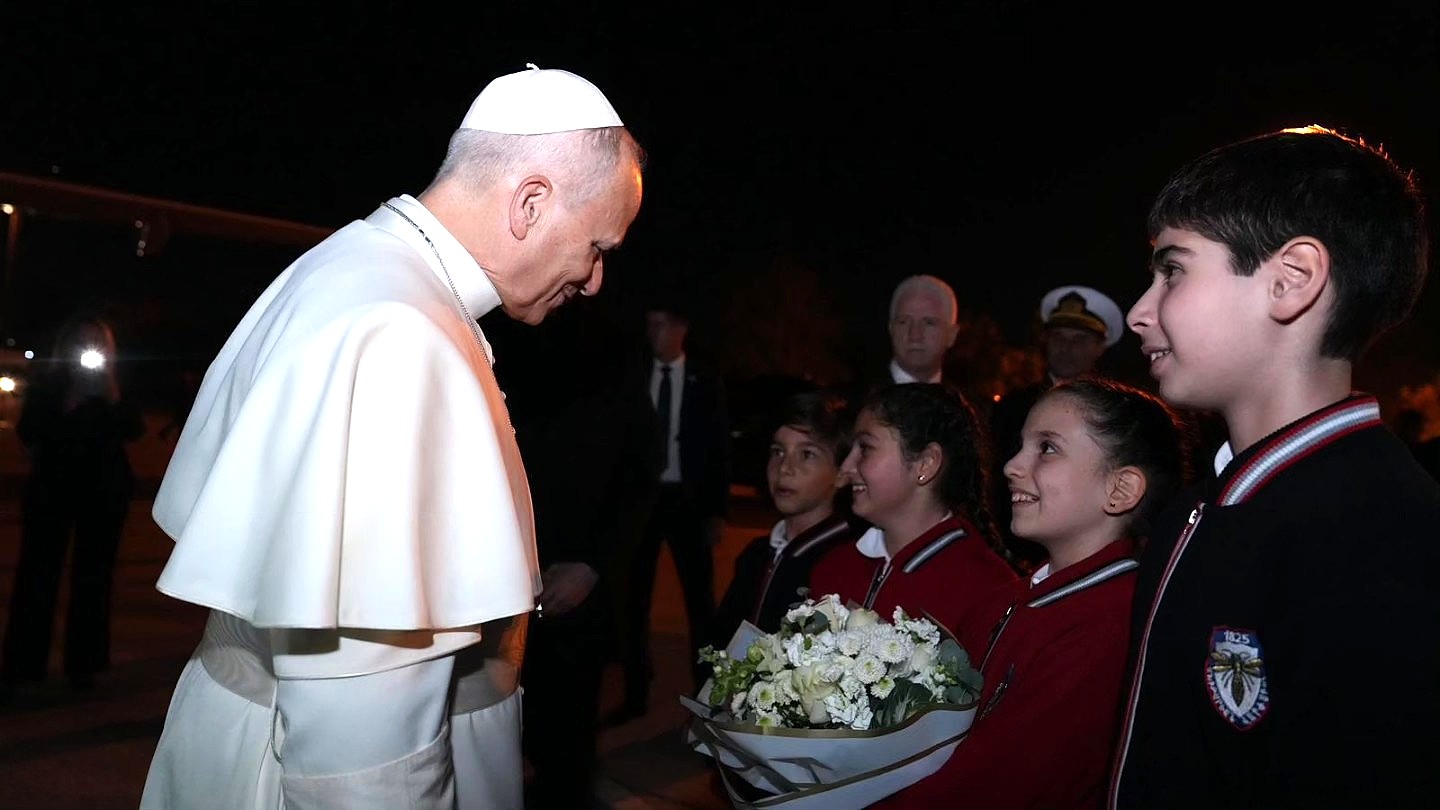 Papa'yı İstanbul'da Pangaltı Mıhitaryan öğrencileri çiçeklerle karşıladı