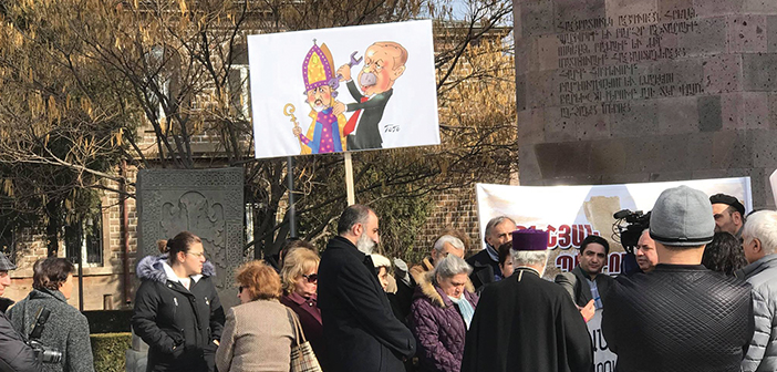 Աթէշեանի դէմ բողոքը կը ծաւալի Է