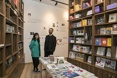 Lora Sarı (solda) ve Rober Koptaş