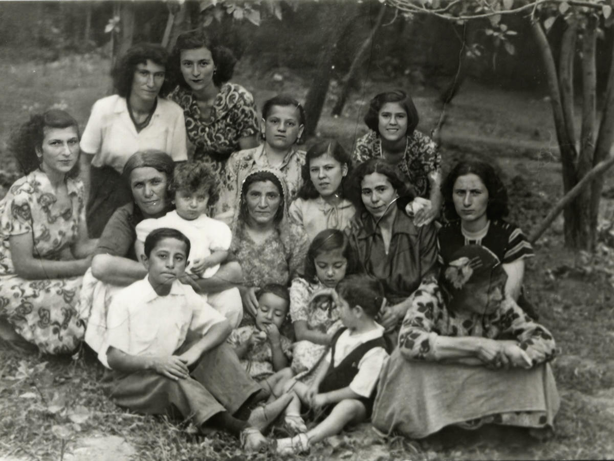 Sağ önde Maryam büyükyaya, Ganan’ın anneannesi. En solda Vartuhi Ansurluyan-Derhagopyan (Orguneser- Bingaz), sağında Ganan’ın annesi Maryam Derhagopyan, kucağında Ganan ve Vartuhi'nin kızı Sirarpi Paylan.  Sirarpi Paylan Arşivi