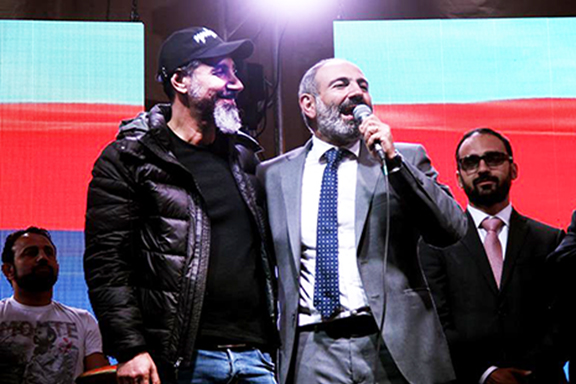 Parlamentoda oturum başladı, Paşinyan Başbakanlığa çok yakın