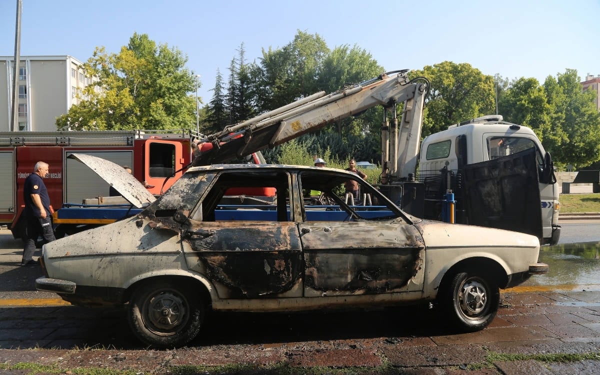 Komisyon toplantısı öncesi Meclis önünde beyaz Toros yakıldı