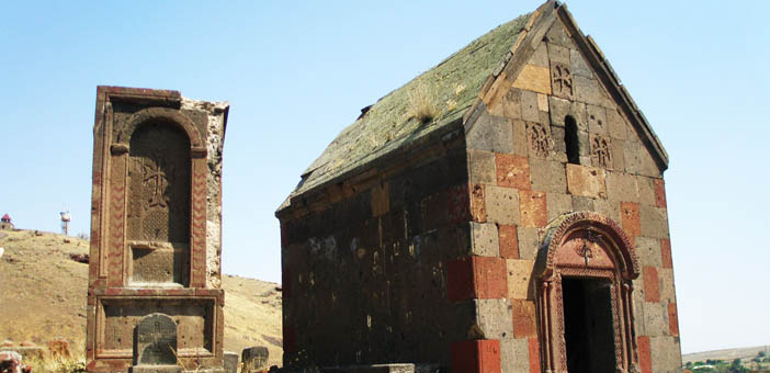 «Երկու թուխ թանաք կտրիճ ձին հեծած՝ իտեւ գնացին...»