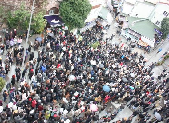 Samatya’da, saldırıları protesto için yürüyüş yapıldı