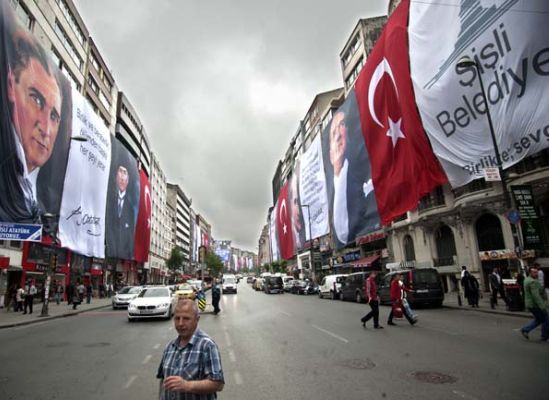 Şişli yine bayrak ve posterlerle donandı!