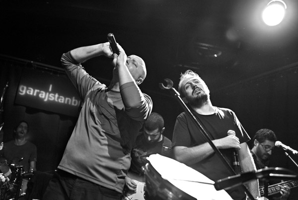 Bajar kentli Kürtlere dair sözü olan bir grup