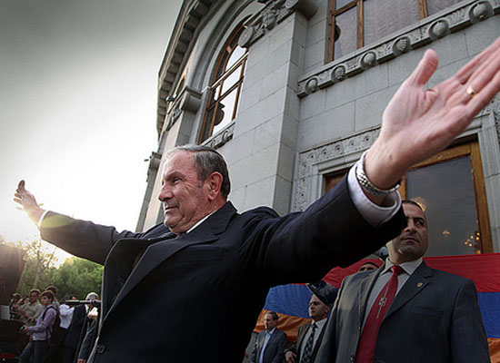 Petrosyan seçim sonuçlarını protesto ediyor