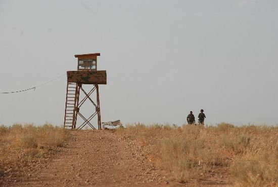 Esad'ın askerleri Türkiye'ye sığındı