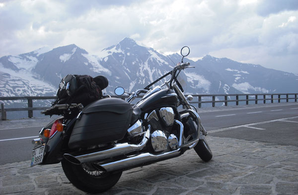 Alplere motorla tırmandı